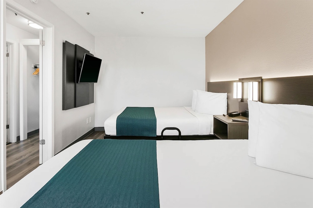 STUDIO, 2 QUEEN BEDS, KITCHENETTE