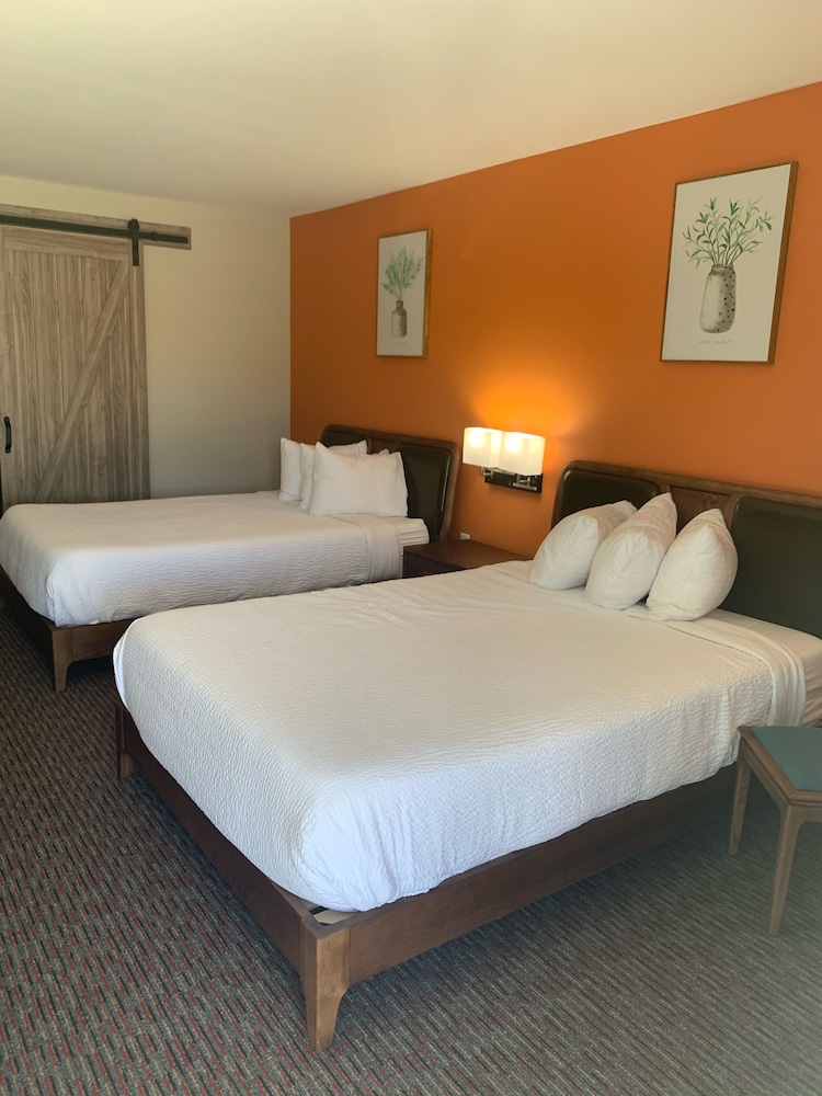 STANDARD, 2 DOUBLE BEDS