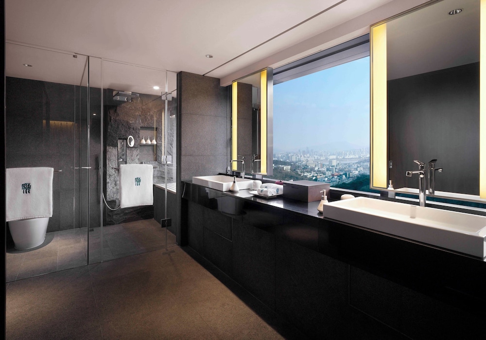 Grand, Premier, Suite, King Bed, with Pool