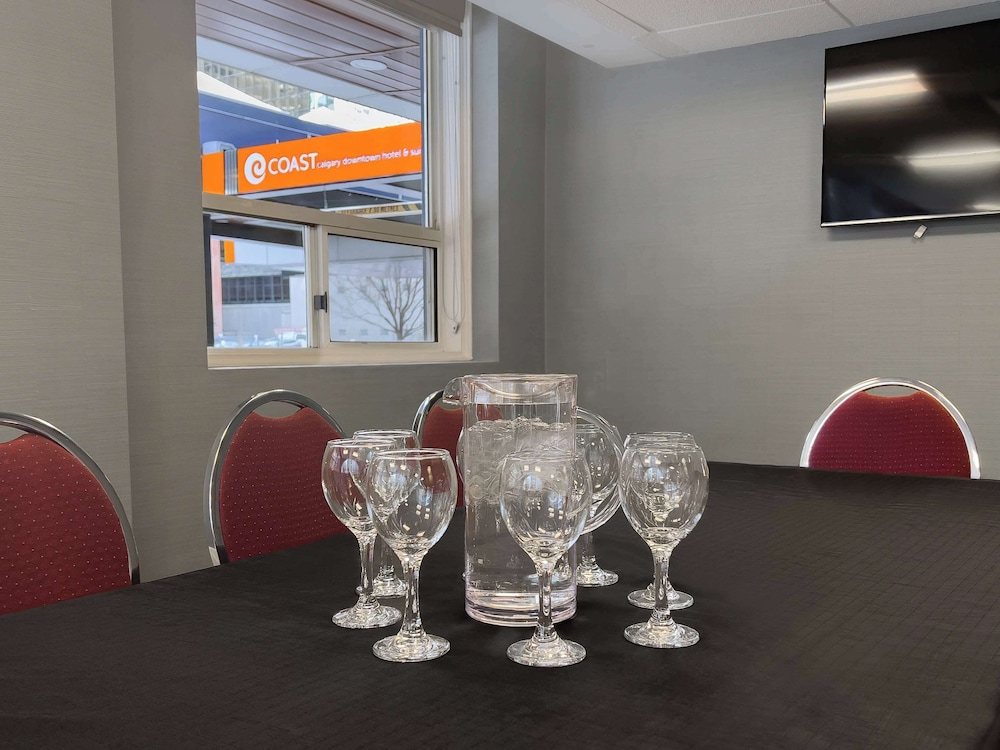 Coast Calgary Downtown Hotel and Suites by APA 27/61