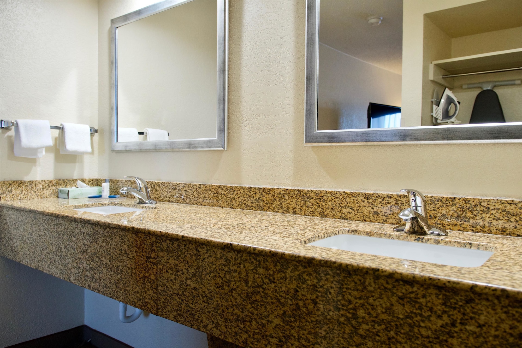 غرفة قياسية بسريرين كوين يُسمح فيها بالحيوانات الأليفة، Best Western Thunderbird Motel 6/8