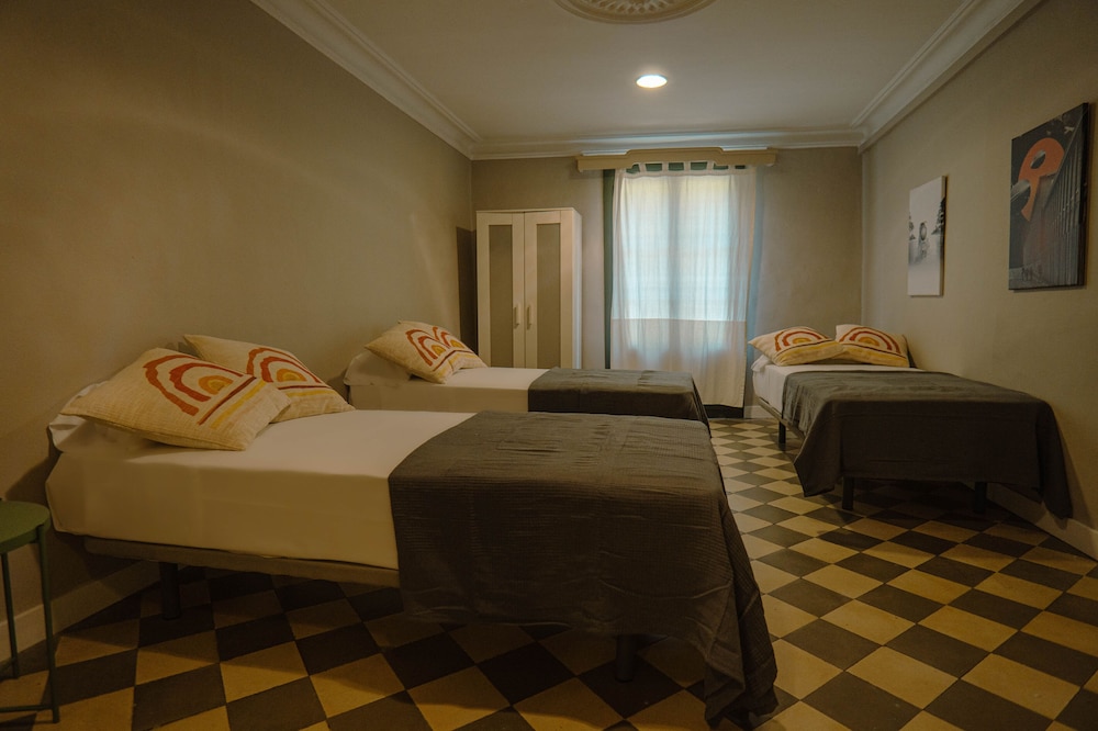 4 BEDROOMS, APARTMENT