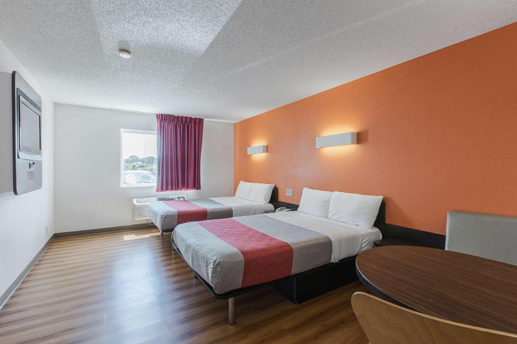 2 Full Beds - Non-Smoking، Motel6 Omaha, NE - Central 5/10