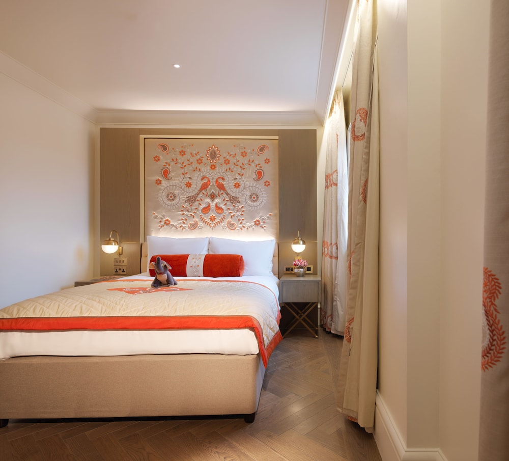 THE LALIT LONDON 18/72