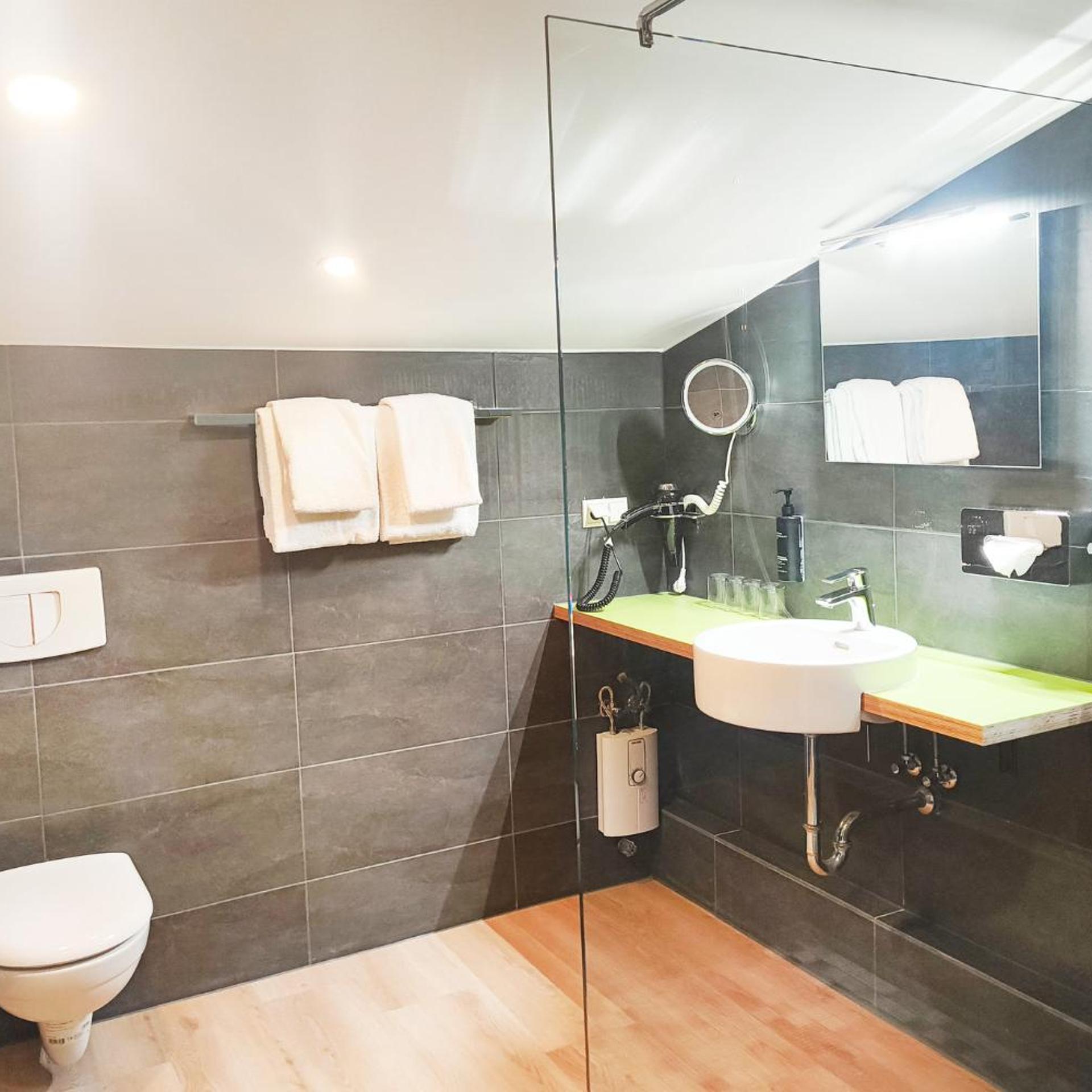غرفة بريميوم عائلية بسرير كوين مع أريكة، Select Hotel A1 Bremen 2/4