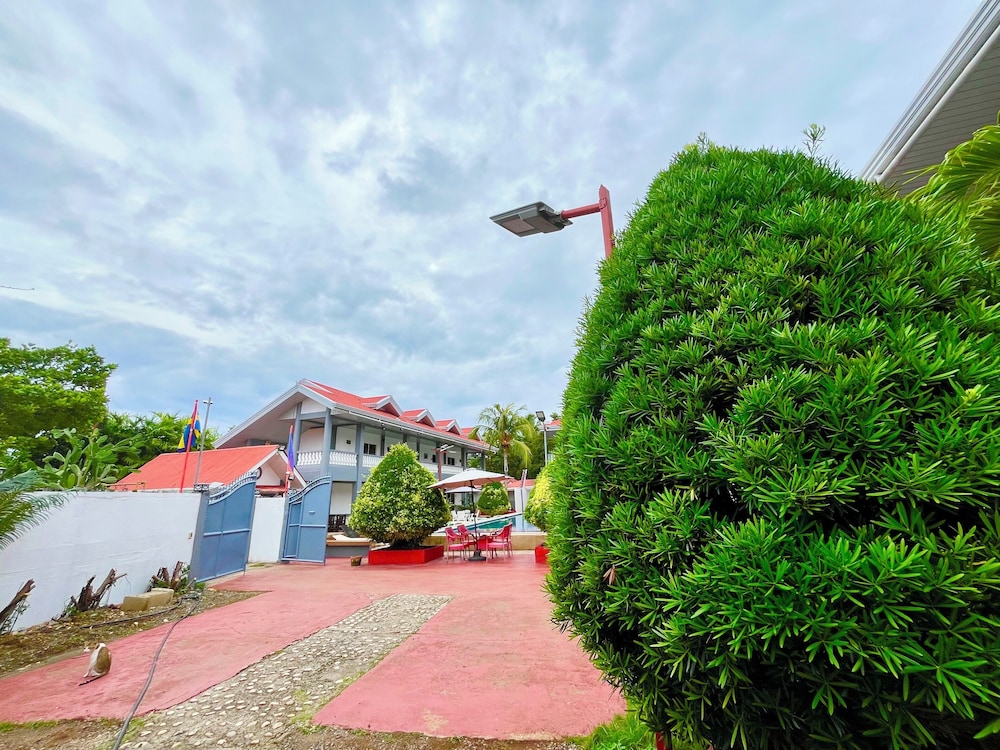 Conrada's Place Hotel And Resort 60/67