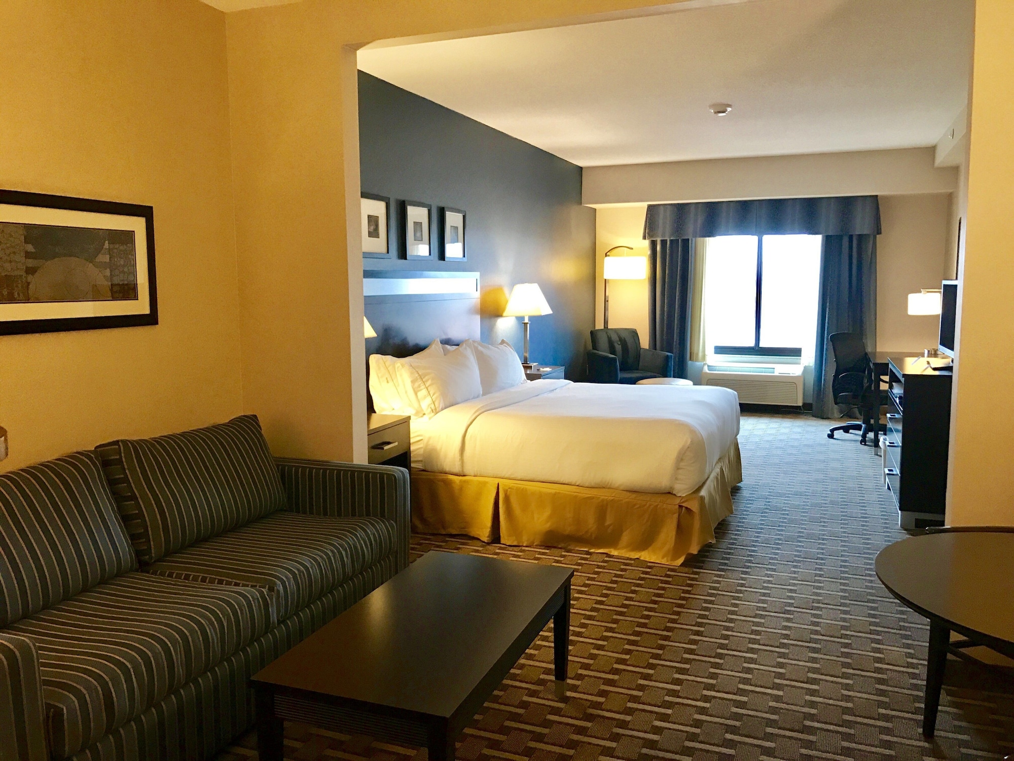 Suite, King Bed, Accessible