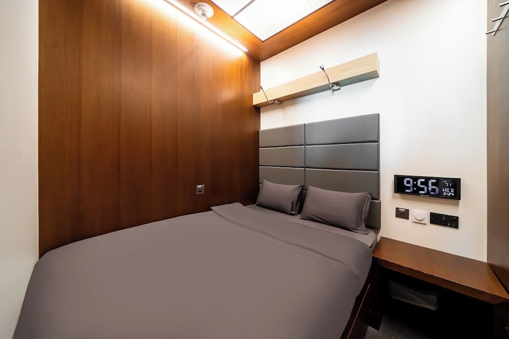 Sleep N Fly Sleep Lounge A Gates Terminal 3 Transit Only 19/50