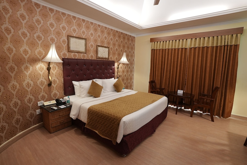 GRAND, DELUXE, DOUBLE BED, DIRECT POOL ACCESS