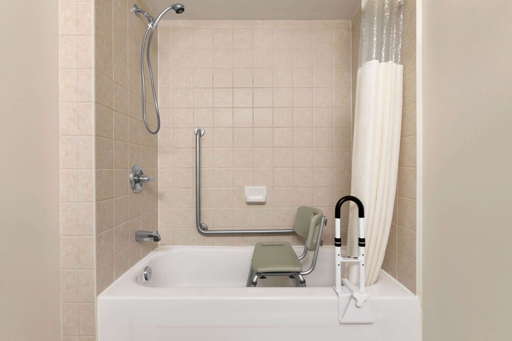 Days Inn by Wyndham Ottawa Airport 48/48