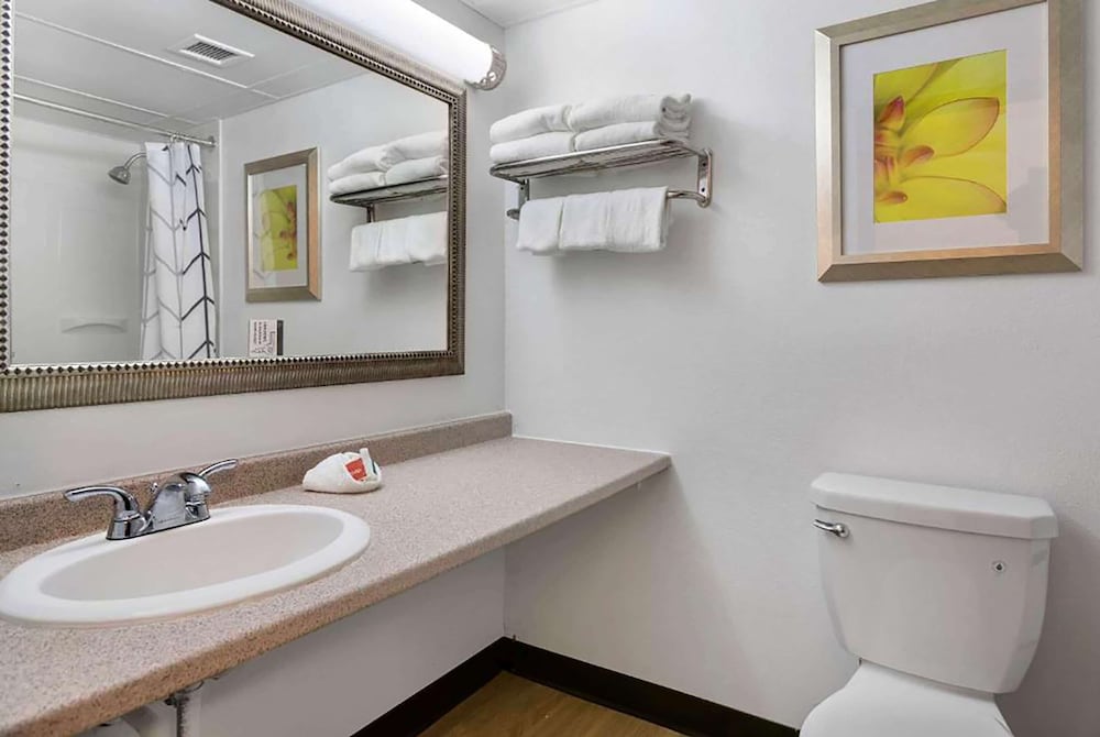 Days Inn By Wyndham Erie 36/39