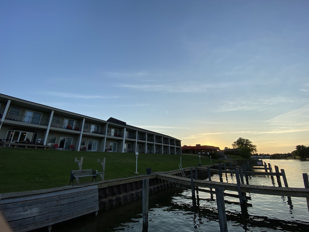 Fleetwood Inn Suites 3/51
