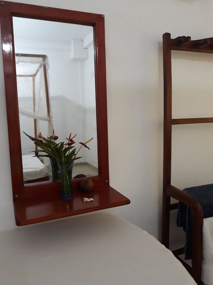 Arcade Beach Hotel 8/50