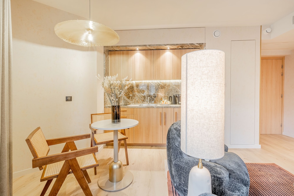 Yuna Porte Maillot - ApartHotel 24/50