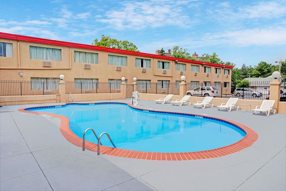 Howard Johnson By Wyndham Pikesville 1/19