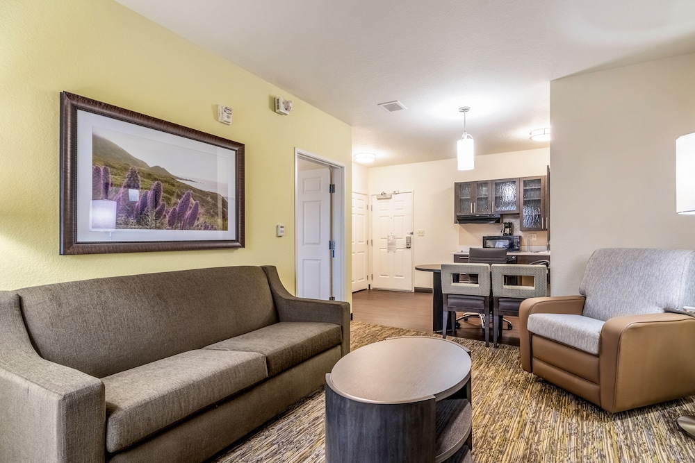 Candlewood Suites 26/48