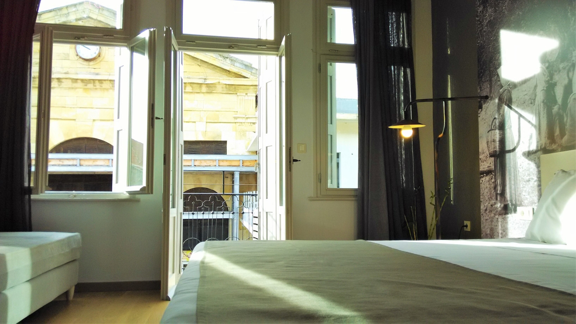 SUPERIOR, BALCONY