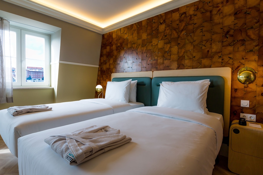 ROOM, TWIN BEDS