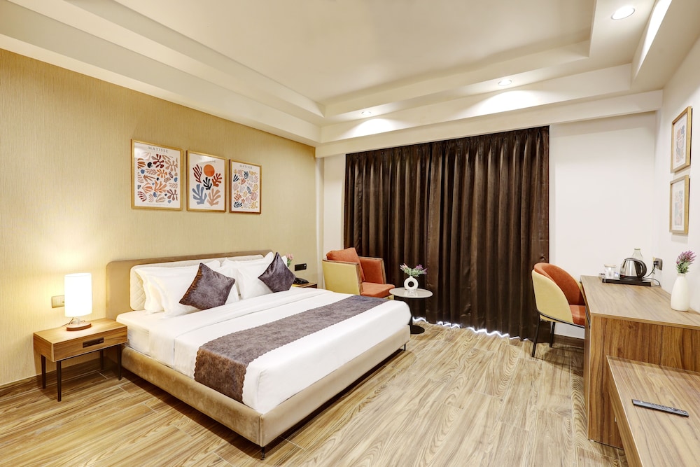 Saltstayz Premier Sector 42 - Golf Course Road 22/62