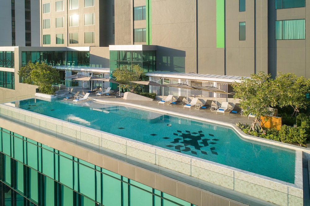 Holiday Inn Suites Siracha Laemchabang 1/78
