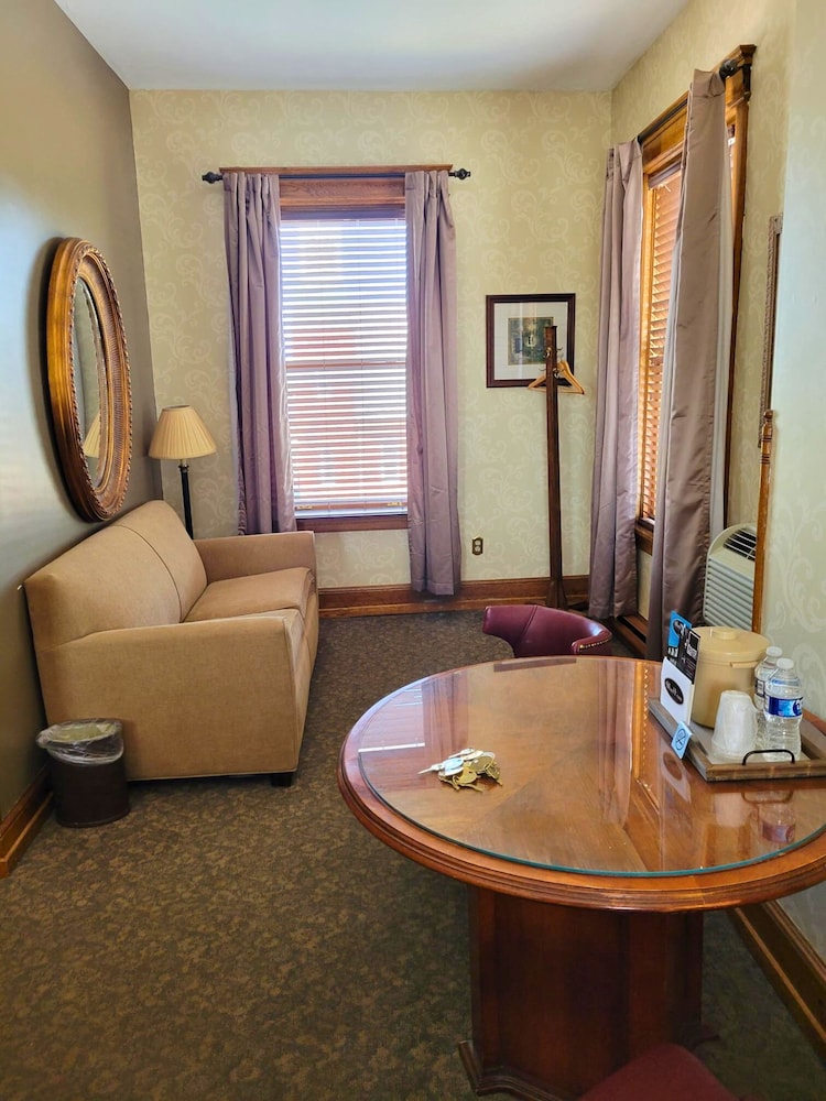 Altland House Inn and Suites 28/50