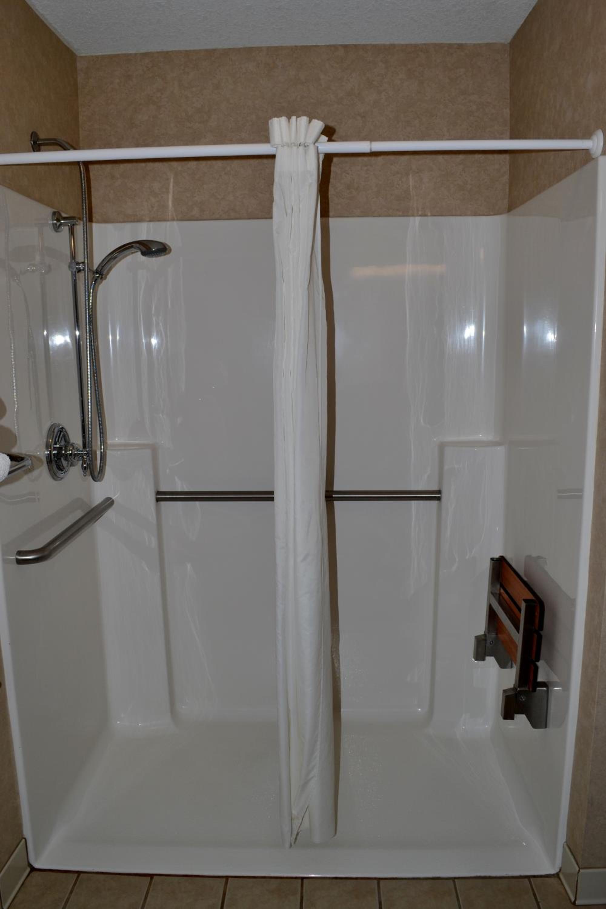 Paola Inn And Suites 45/47