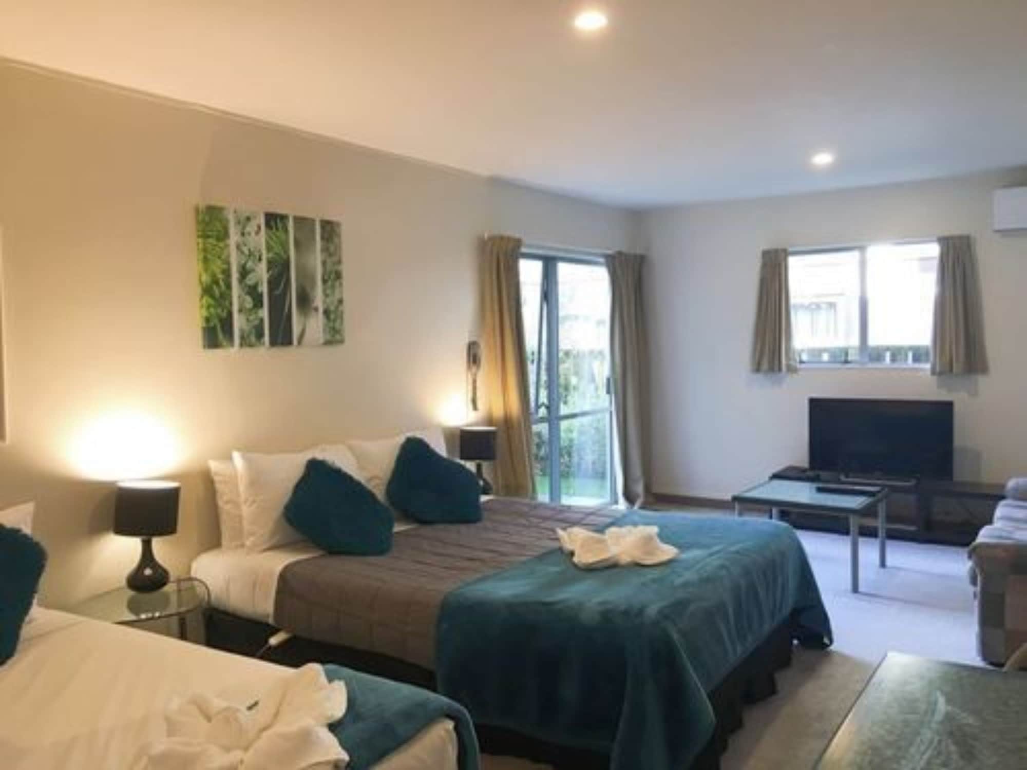 DELUXE, STUDIO, SUITE