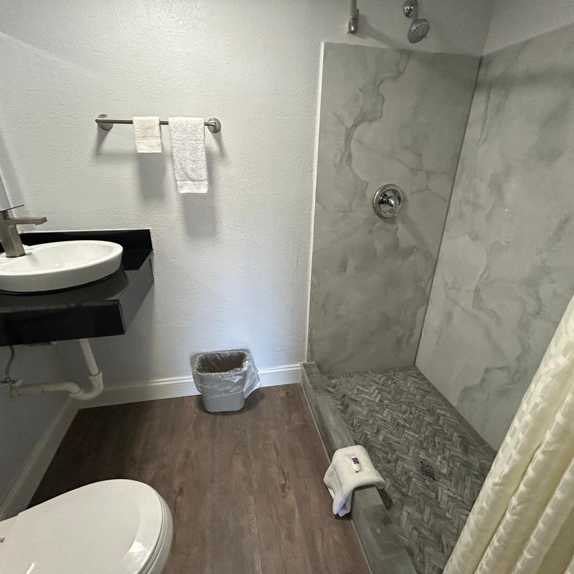 1 King Bed - Non-Smoking, Micfridge, Motel6 Ponca City, OK 7/10