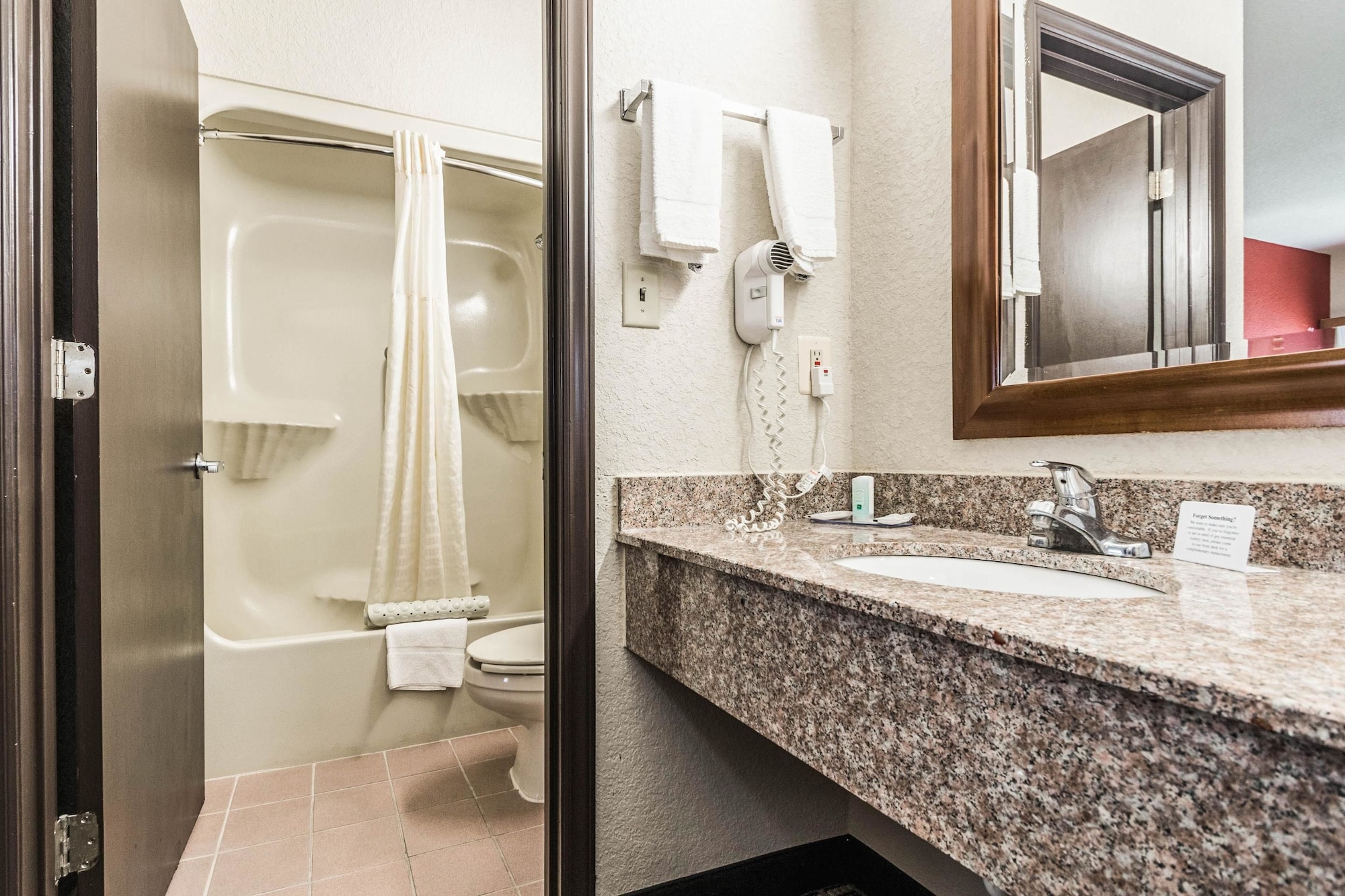 غرفة قياسية بسرير كينج، Quality Inn Commerce at I-85 8/10