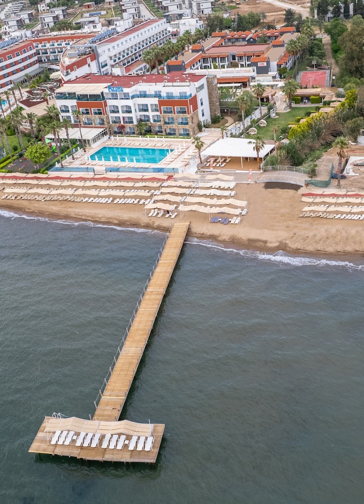 Tiana Beach Resort 83/94