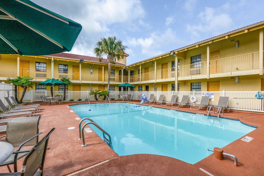 Quality Inn & Suites North Charleston Ashley Phosphate 5/50