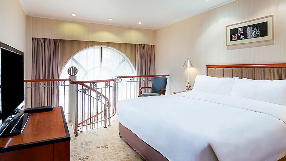 HOLIDAY INN ZHENGZHOU 24/69