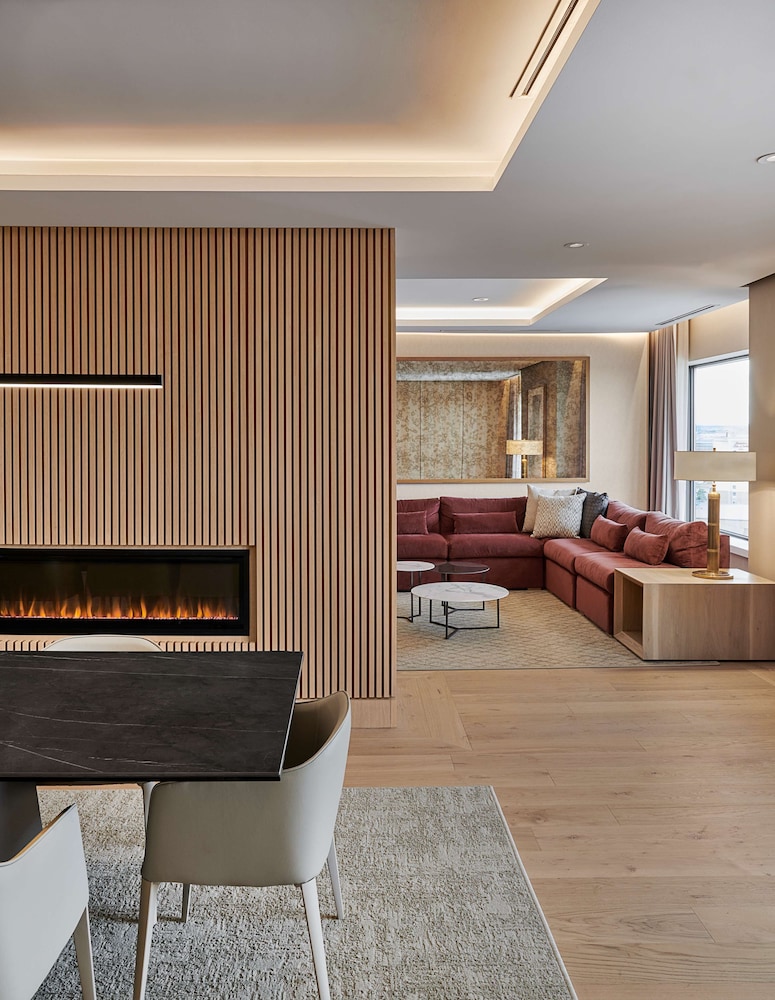 Hilton Toronto Airport Hotel & Suites 47/79