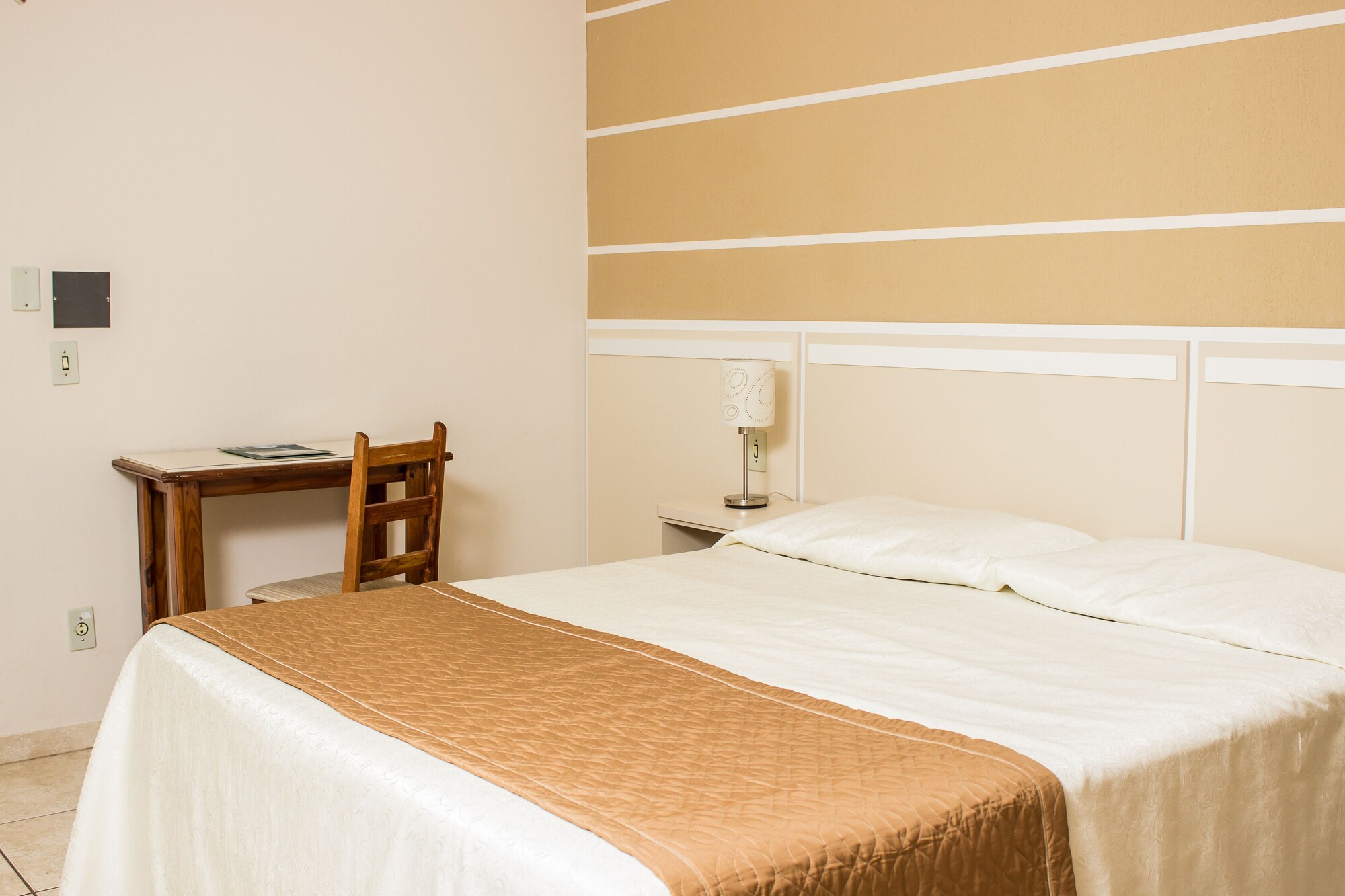 ROOM, DOUBLE OR TWIN BED