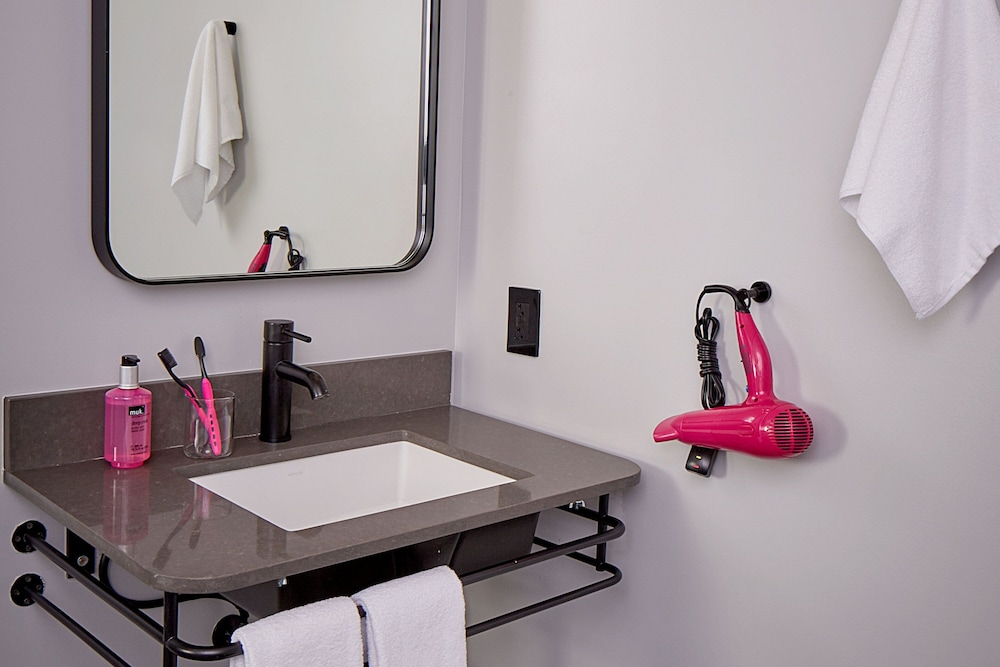 Moxy By Marriott Denver Cherry Creek 47/53