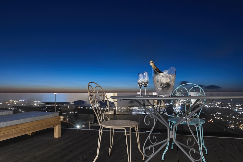 White And Co. La Torre Suites 37/50