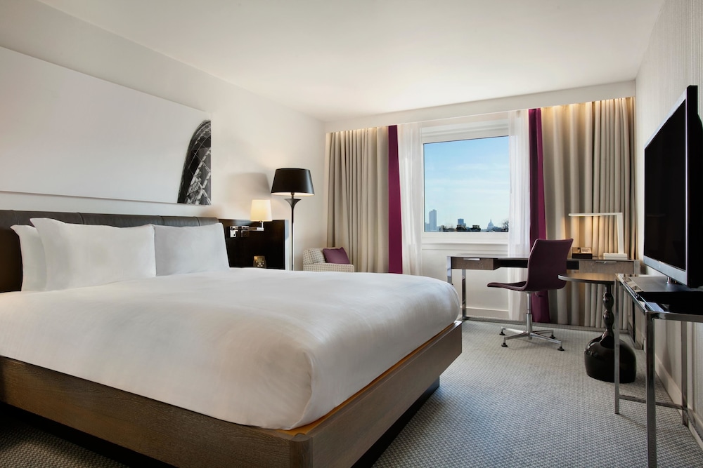 DELUXE, DOUBLE BED, ACCESSIBLE