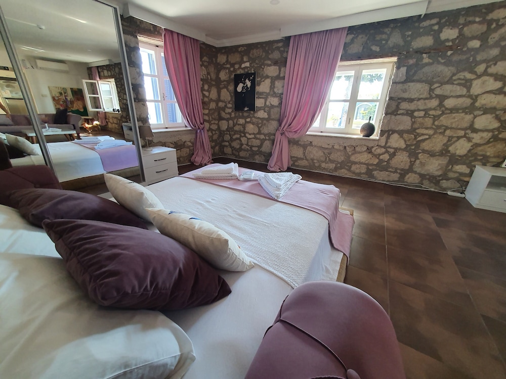 Leyla Suite 5/30