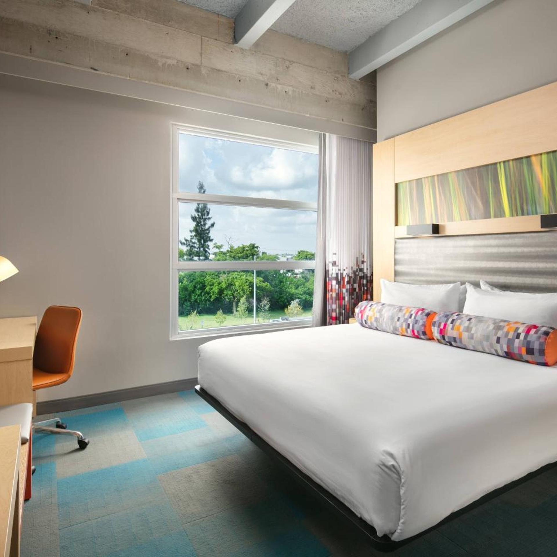 Splash, Guest Room, King Bed, Pool View