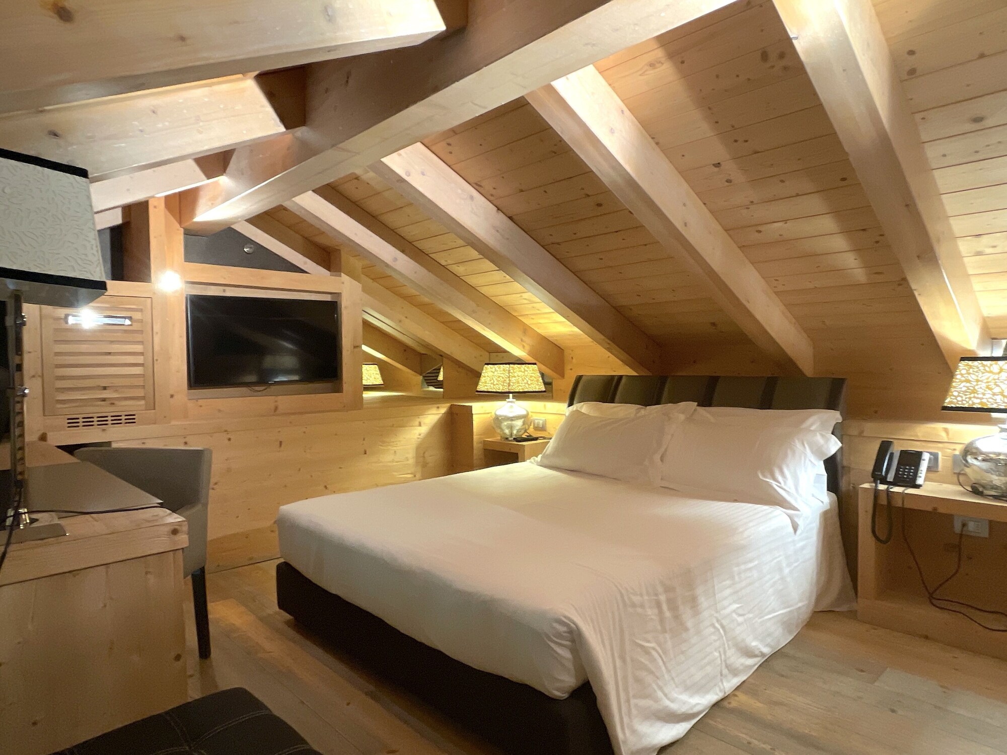 Loft, Junior Suite, Queen Bed, Mountain View, Two Story
