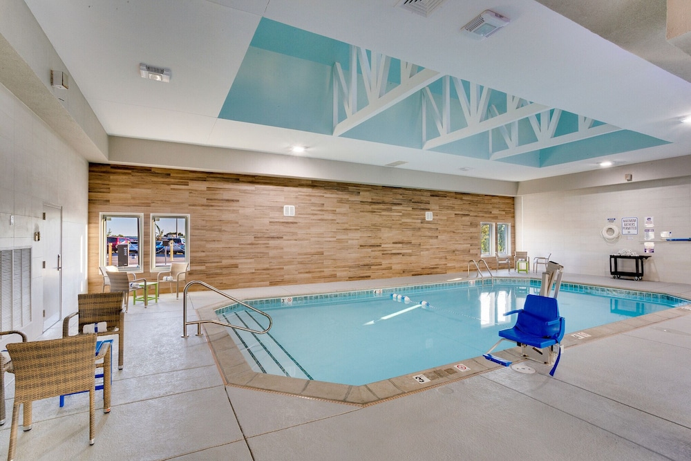 Orangewood Inn & Suites Kansas City Airport 6/37