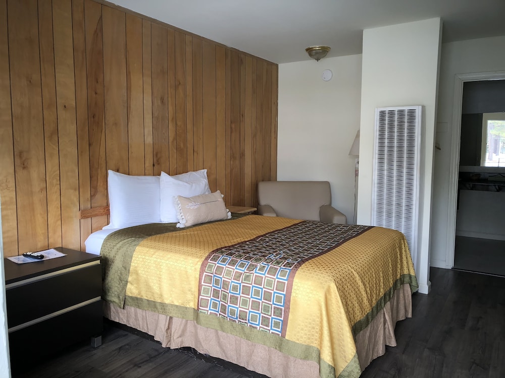 Cedar Inn & Suites 13/64