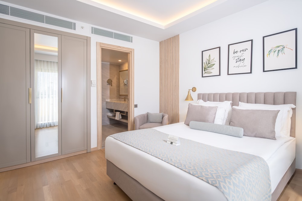 SUITE, LAND VIEW