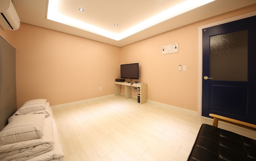 TRADITIONAL, SUITE, CITY VIEW