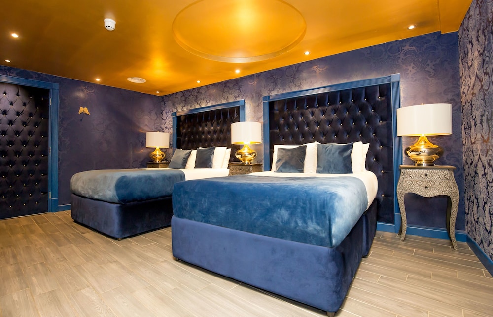 LUXURY, PENTHOUSE, 6 DOUBLE AND TWIN BEDS, RIVER VIEW, HOT TUB