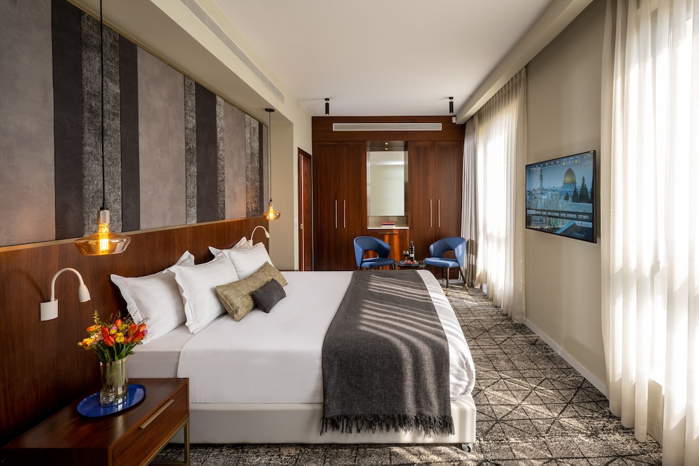 1 BEDROOM, PREMIUM, SUITE, KING BED, BALCONY