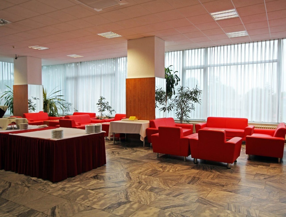 Avanti Hotel 63/72