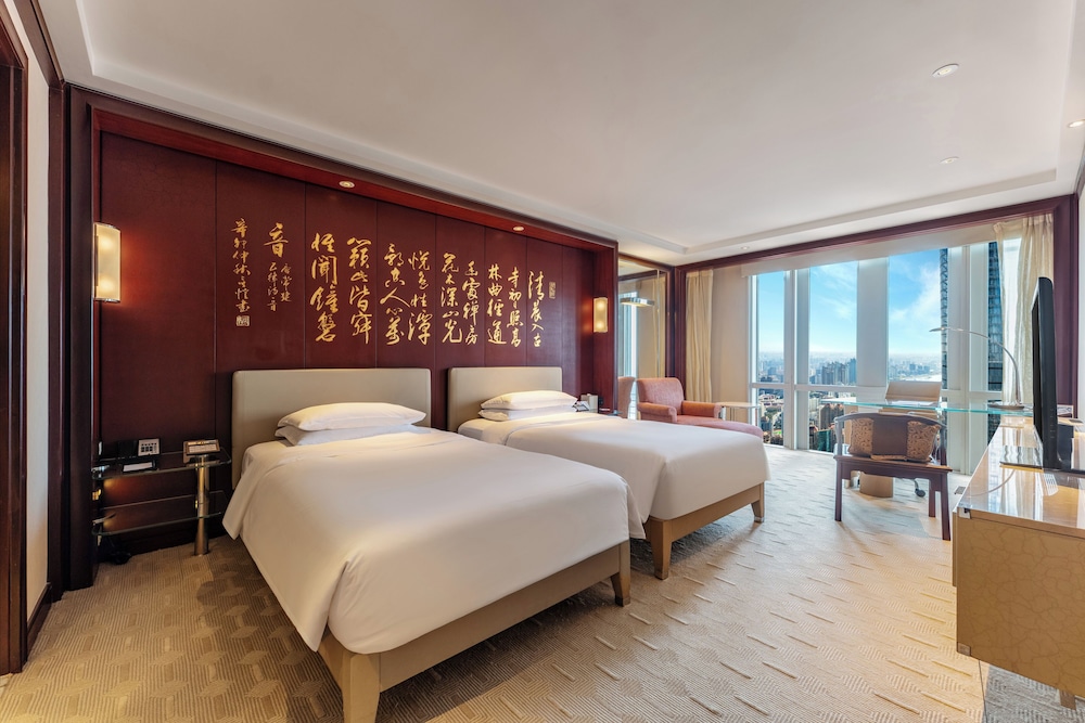 غرفة بسريرين منفصلين مع دخول صالة النادي، GRAND HYATT SHANGHAI 3/5