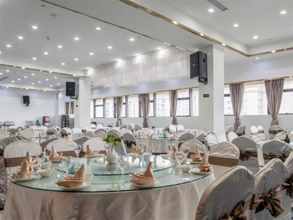 Vienna Hotel (Chongqing Changshengqiao Metro Station) 42/53