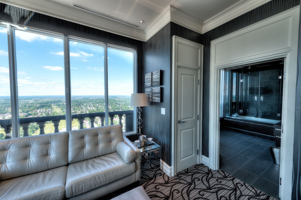 Hilton Niagara Falls/ Fallsview Hotel and Suites 38/49